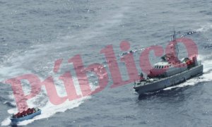 Milicianos libios a bordo de un patrullero donado por Italia abren fuego contra un barco con migrantes, a 21 de septiembre de 2024