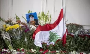 Un retrato del jefe de Hezbolá, Hassan Nasrallah, y flores y la bandera de Líbano en el lugar de un monumento conmemorativo instalado frente a la embajada de Líbano en Teherán (Irán), el 18 de septiembre .