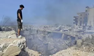 Un joven observa la destrucción causada por los ataques israelíes en los suburbios del sur de Beirut, Líbano este sábado.