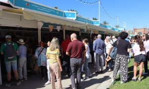 Visitants a La Setmana del Llibre en Català al Passeig Lluís Companys de Barcelona.