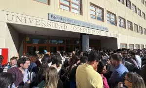 Centenares de aspirantes a personal fijo de RTVE en la categoría de informador se agolpan este domingo en el exterior de la Facultad de Ciencias Económicas de la Universidad Complutense de Madrid, a 29 de septiembre de 2024.