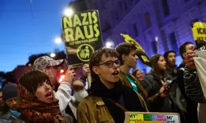 Varias personas protestan contra la victoria de la extrema derecha en Austria y piden la salida de los nazis del parlamento.