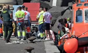 Dos cayucos con un total de 112 personas han llegado este lunes por la mañana al puerto de La Restinga, en El Hierro.