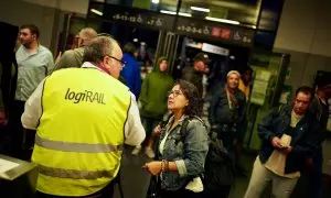 Una usuària demanant informació a Sant Vicenç de Calders