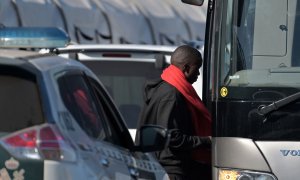 Un migrante sube a un autocar en el puerto de La Restinga, a 30 de septiembre de 2024, en El Hierro, Canarias (España).