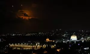 La Cúpula de la Roca en el recinto de Al-Aqsa, en Jerusalén, durante el lanzamiento de decenas de misiles por parte de Irán contra Israel.