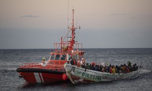 Imagen de archivo de una embarcación de Salvamento Marítimo llegando junto a un cayuco a El Hierro.