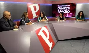 De izquierda a derecha en la mesa: Juan Antonio Sanz, Ruth Ferrero, Virginia P. Alonso, Nazanín Armanian y Leila Nachawati.