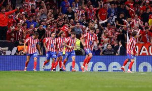 Los jugadores del Atlético celebran el gol de Ángel Correa ante el Real Madrid en el polémico derbi madrileño en el Civitas Metropolitano.