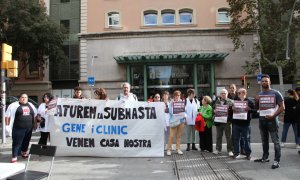 Membres del Sindicat de Llogateres, veïns i treballadors del Clínic protesten contra la subhasta de cinc immobles