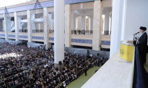 El líder supremo de Irán, Ali Jamenei, se dirige a los fieles en el rezo del viernes, donde se ha rendido homenaje al líder asesinado de Hizbulá, Hasán Nasrala.