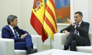 El presidente del Gobierno, Pedro Sánchez (d), durante la reunión mantenida este viernes en Moncloa con el president de la Generalitat, Carlos Mazón (i).