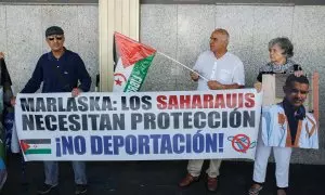 Varias personas apoyan con pancartas a los saharauis retenidos en la Terminal T1 del Aeropuerto Adolfo Suárez-Madrid Barajas.