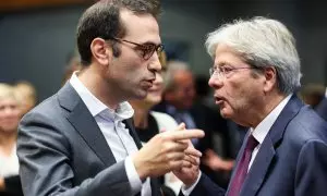 El ministro de Economía, Carlos Cuerpo (i), conversa con el comisario de Asuntos Económicos, Paolo Gentiloni (d), al inicio de una reunión del Eurogrupo en Luxemburgo.