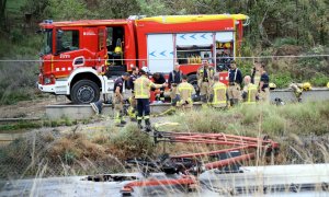 Vista del forat que ha causat l'incendi de la catenària al tall de l'R3. De fons, els bombers