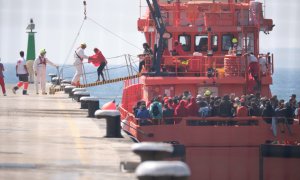 Alrededor de 180 personas llegan a Puerto del Rosario trasladadas por el barco Guardamar Talia de Salvamento Marítimo.