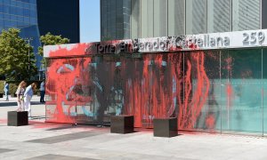 08/10/2024 | Pintadas realizadas con tintes rojo y negro por activistas de Futuro Vegetal en el edificio donde se encuentra la embajada del Reino Unido en España, a 15 de junio de 2023, en Madrid (España).