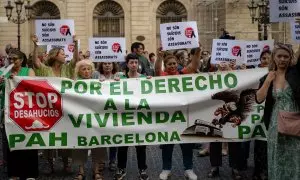 Decenas de personas durante una movilización por el suicidio de dos hermanas horas antes de ser desahuciadas en Barcelona.