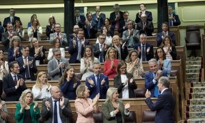 El presidente del PP, Alberto Núñez Feijóo (1d), es aplaudido tras su intervención durante una sesión plenaria, en el Congreso de los Diputados, a 9 de octubre de 2024, en Madrid (España).