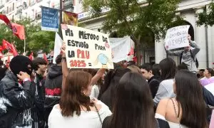 Estudiantes durante una concentración de estudiantes, frente a la Consejería de Educación, Ciencia y Universidades de la Comunidad de Madrid, a 11 de octubre de 2024, en Madrid (España).