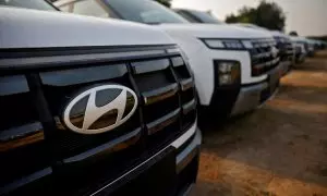 El logotipo de Hyundai Motor en un automóvil estacionado en el depósito de la empresa, en las afueras de Ahmedabad (India). REUTERS/Amit Dave