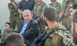 El primer ministro israelí, Benjamin Netanyahu (izq.), visita la base de entrenamiento de la Brigada Golani de las Fuerzas de Defensa de Israel, a 14 de octubre de 2024.