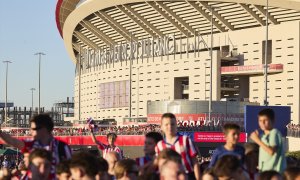 Decenas de aficionados en las inmediaciones del Estadio Cívitas Metropolitano, a 29 de septiembre de 2024, en Madrid (España).