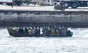 Un grupo de migrantes llega a la isla de Lampedusa (Italia) a 16 de septiembre de 2023