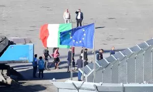 El primer grupo de migrantes llega al puerto de Shëngjin