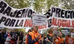 Un grupo de personas durante la manifestación para denunciar la subida del precio de los alquileres en Madrid, el pasado 13 de octubre.