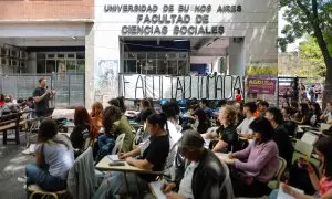 Estudiantes realizan clases frente a la facultad de Ciencias Sociales de la Universidad de Buenos Aires en rechazo al Gobierno de Milei.