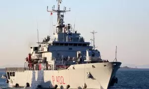 Buque de la Armada italiana llegando a costas albanesas con el primer grupo de migrantes deportados por Italia