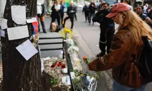 Una mujer coloca flores frente al hotel donde falleció el exintegrante de la banda One Direction Liam Payne.