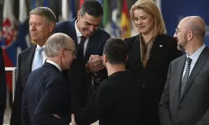 El presidente de Ucrania, Volodymyr Zelensky (c) saluda al presidente del gobierno de España Pedro Sánchez, durante la foto de familia antes de la cumbre del Consejo Europeo en Bruselas (Bélgica), este jueves