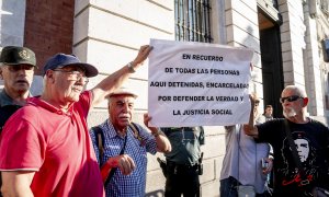 Manifestantes sujetan una pancarta en memoria de las víctimas del franquismo.