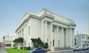 Sede en san Francisco de Internet Archive, que fue antes una iglesia de la Cienciología.