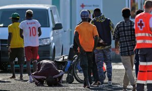 Imagen de un cayuco rescatado con 183 personas a bordo, entre ellas 8 menores y 9 mujeres.