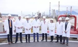 El presidente del gobierno de España, Pedro Sánchez (4i), con el presidente de la Junta de Andalucía, Juanma Moreno (3i), el consejero delegado de Cepsa, Marteen Westsalaar (5i) y la vicepresidenta y ministra de Transción Energética, Teresa Ribera, y otra