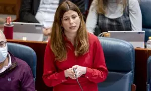 La diputada de Más Madrid y exjefa de gabinete de Errejón Loreto Arenillas interviene en una sesión del pleno de la Asamblea de Madrid.