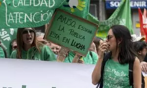 Varias personas durante una concentración por la educación pública, frente a la Consejería de Educación.