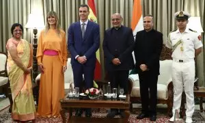 29/10/2024 El presidente del Gobierno, Pedro Sánchez (3i), junto a su esposa Begoña Gómez (2i), durante un encuentro con el gobernador del Estado de Maharashtra, Shri C.P. Radhakrishnan (3i)