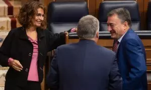 La vicepresidenta segunda y ministra de Hacienda, María Jesús Montero, con el portavoz del PNV, Aitor Esteban (d), durante una sesión plenaria, en el Congreso de los Diputados. E.P./Eduardo Parra - Europa Press