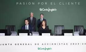 La presidenta de El Corte Inglés, Marta Álvarez, y detrás de ella, Gastón Bottazzini, el consejero delegado del grupo de grandes almacenes, con otros consejeros en la junta de accionistas.