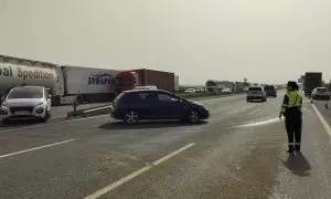 Una agente de la Guardia Civil regula el tráfico en el corte de la A-7 a la altura de L'Alcúdia.