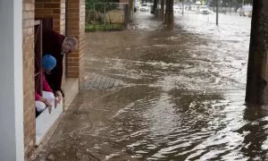 Aspecto de la Avenida Casalduch de Castelló de la Plana anegada por las aguas, este jueves.