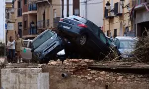 Dos vecinas de Paiporta caminan entre los desastres provocados por la DANA, a 31 de octubre de 2024.