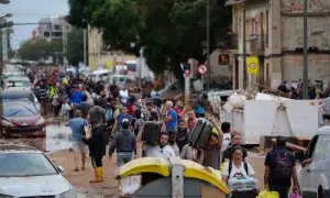 Afectados por la DANA en el barrio de La Torre, València.