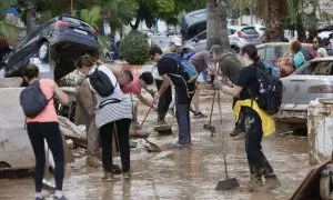 Vecinos y voluntarios trabajan como voluntarios para restablecer la normalidad en las localidades afectadas por la DANA.