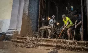 Vecinos colaboran en las labores de limpieza tras el temporal, en Aldaia, València.