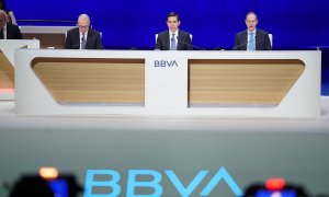 (I-D) El consejerio delegado de BBVA, Onur Genç, el presidente del banco, Carlos Torres Vila, y el secretario general y del consejo de administración, Domingo Armengol, durante una junta de accionistas, en el Palacio de Euskalduna de Bilbao. E.P./H.Bilbao